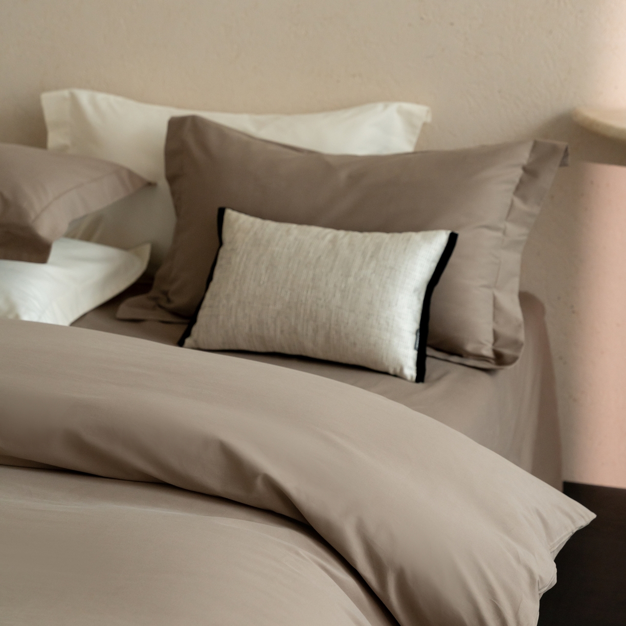 91家纺网 家纺一手货源 找家纺 ONE TWO ONE 121 2025宽边枕陶瓷一字绣磨毛四件套（会员：-10元） 山茶色