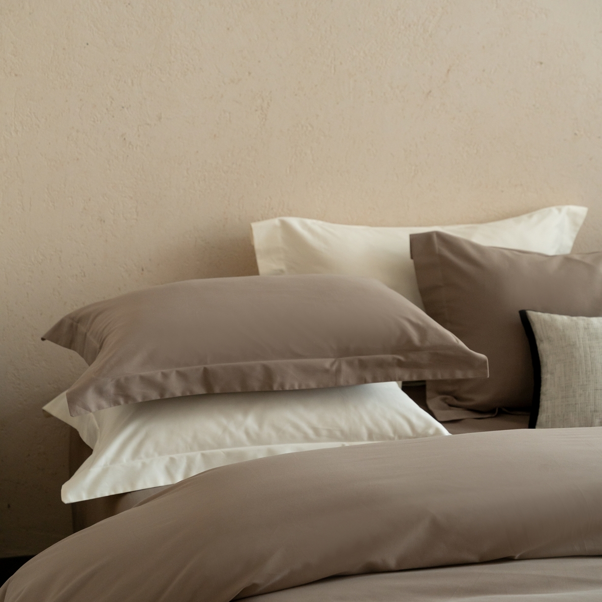 91家纺网 家纺一手货源 找家纺 ONE TWO ONE 121 2025宽边枕陶瓷一字绣磨毛四件套（会员：-10元） 山茶色