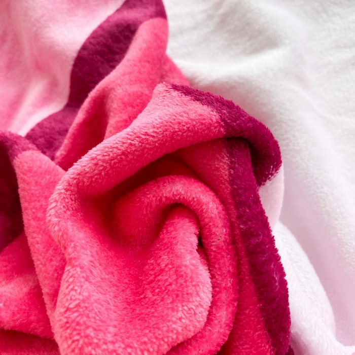 91家纺网 家纺一手货源 找家纺 一电 外贸2025新款卡通珊瑚绒床笠单件床罩冬季加厚牛奶绒床垫保护罩全包床单套 草莓大雄