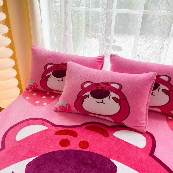 91家纺网 家纺一手货源 找家纺 一电 外贸2025新款卡通珊瑚绒床笠单件床罩冬季加厚牛奶绒床垫保护罩全包床单套 草莓大雄