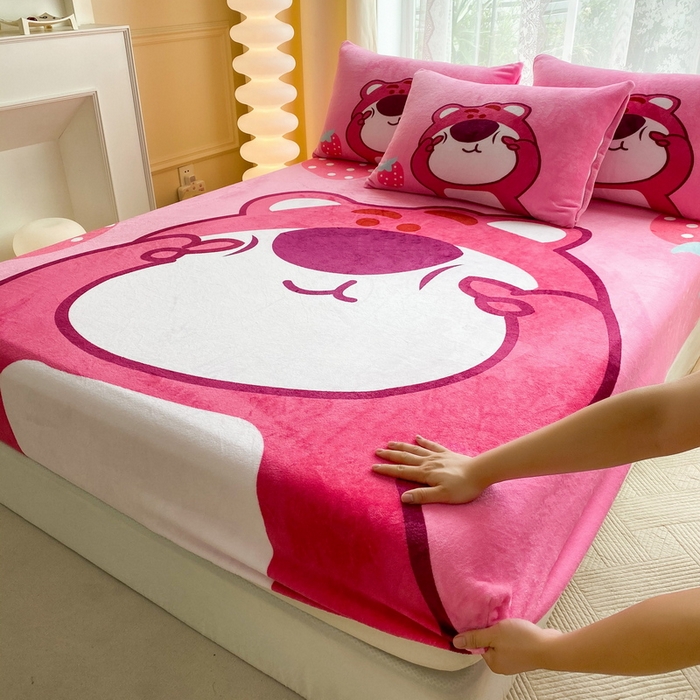 91家纺网 家纺一手货源 找家纺 一电 外贸2025新款卡通珊瑚绒床笠单件床罩冬季加厚牛奶绒床垫保护罩全包床单套 草莓大雄