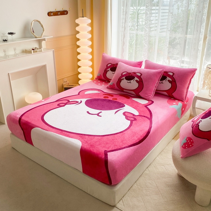 91家纺网 家纺一手货源 找家纺 一电 外贸2025新款卡通珊瑚绒床笠单件床罩冬季加厚牛奶绒床垫保护罩全包床单套 草莓大雄