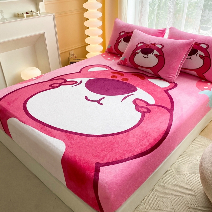 91家纺网 家纺一手货源 找家纺 一电 外贸2025新款卡通珊瑚绒床笠单件床罩冬季加厚牛奶绒床垫保护罩全包床单套 草莓大雄