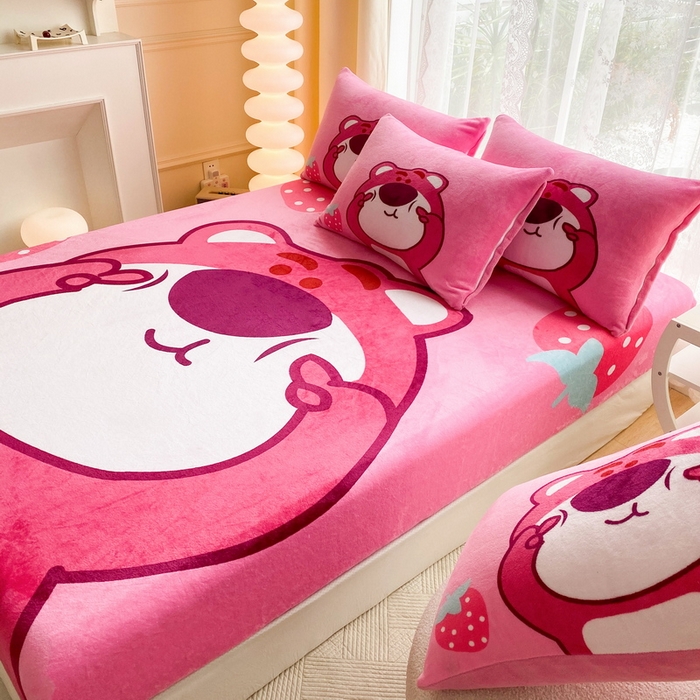 91家纺网 家纺一手货源 找家纺 一电 外贸2025新款卡通珊瑚绒床笠单件床罩冬季加厚牛奶绒床垫保护罩全包床单套 草莓大雄