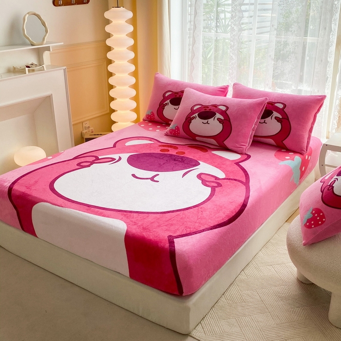 91家纺网 家纺一手货源 找家纺 一电 外贸2025新款卡通珊瑚绒床笠单件床罩冬季加厚牛奶绒床垫保护罩全包床单套 草莓大雄