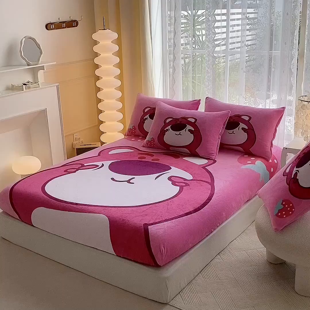 91家纺网 家纺一手货源 找家纺 一电 外贸2025新款卡通珊瑚绒床笠单件床罩冬季加厚牛奶绒床垫保护罩全包床单套 草莓大雄