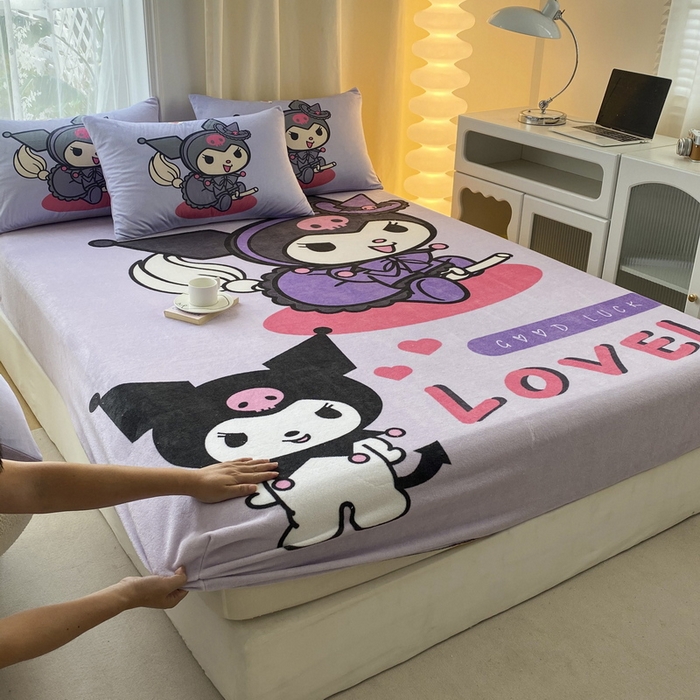 91家纺网 家纺一手货源 找家纺 一电 外贸2025新款卡通珊瑚绒床笠单件床罩冬季加厚牛奶绒床垫保护罩全包床单套 可爱库洛米