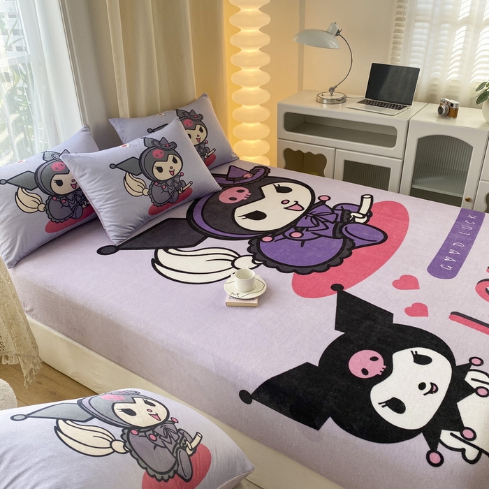 91家纺网 家纺一手货源 找家纺 一电 外贸2025新款卡通珊瑚绒床笠单件床罩冬季加厚牛奶绒床垫保护罩全包床单套 可爱库洛米