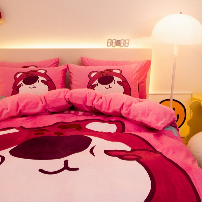 91家纺网 家纺一手货源 找家纺 一电 2025外贸跨境电商儿童卡通床上四件套亲肤牛奶绒学生三件床单被套加大珊瑚宝宝卡通单被套 草莓大雄