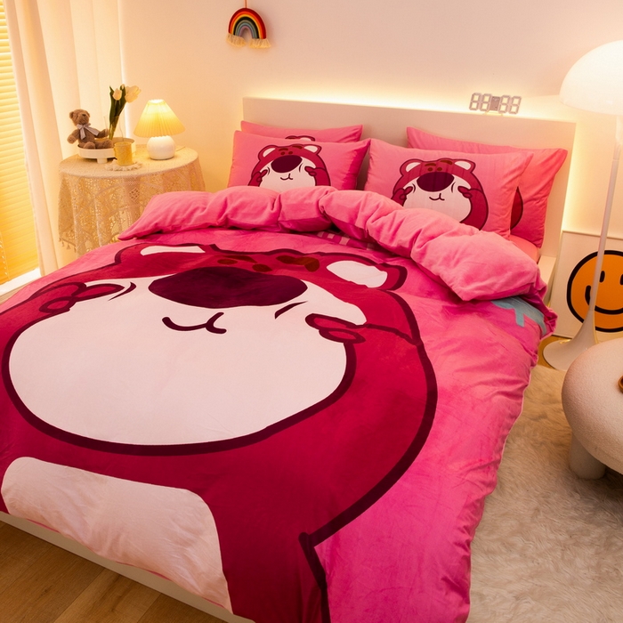 91家纺网 家纺一手货源 找家纺 一电 2025外贸跨境电商儿童卡通床上四件套亲肤牛奶绒学生三件床单被套加大珊瑚宝宝卡通单被套 草莓大雄