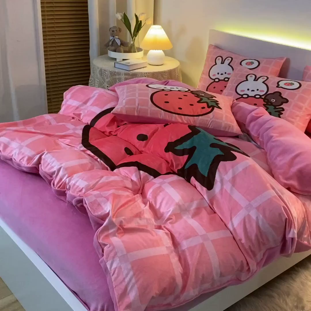 91家纺网 家纺一手货源 找家纺 一电 2025外贸跨境电商儿童卡通床上四件套亲肤牛奶绒学生三件床单被套加大珊瑚宝宝卡通3 草莓动物