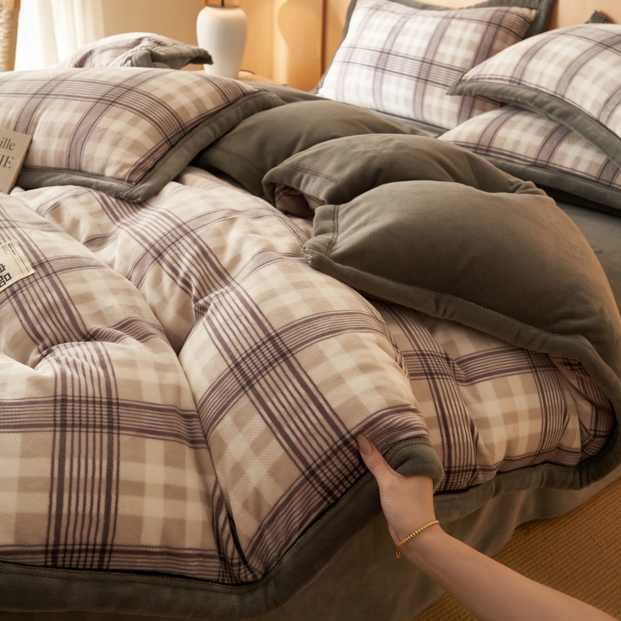 91家纺网 家纺一手货源 找家纺 寐绸家纺 2025秋冬新款牛奶绒无印风四件套 无印风四件套-洛卡灰格