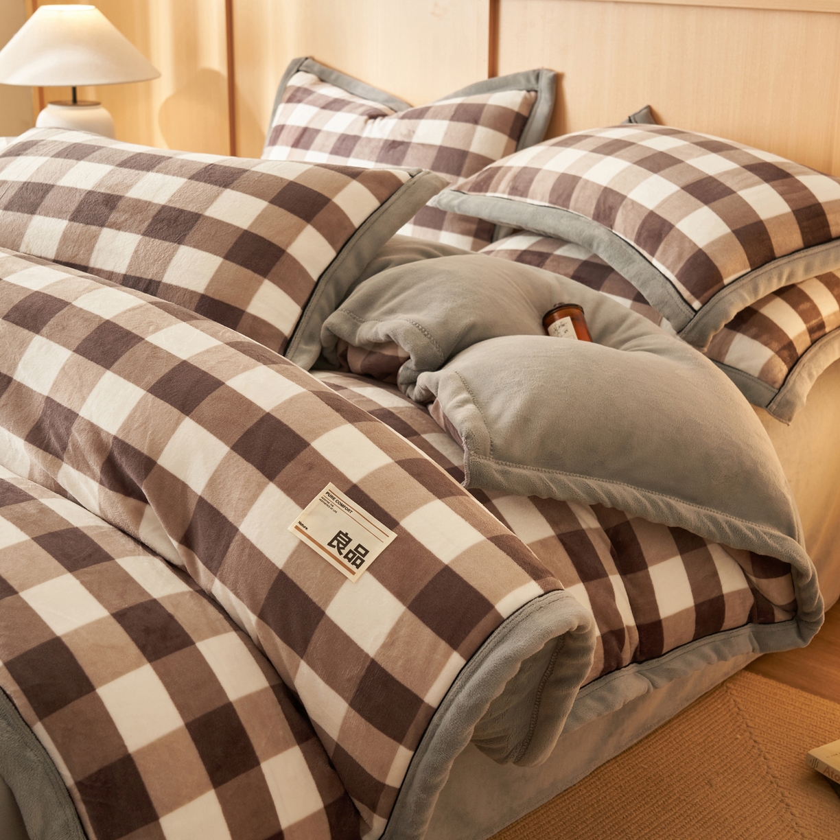 寐绸家纺 2025秋冬新款牛奶绒无印风四件套 无印风四件套-大灰格