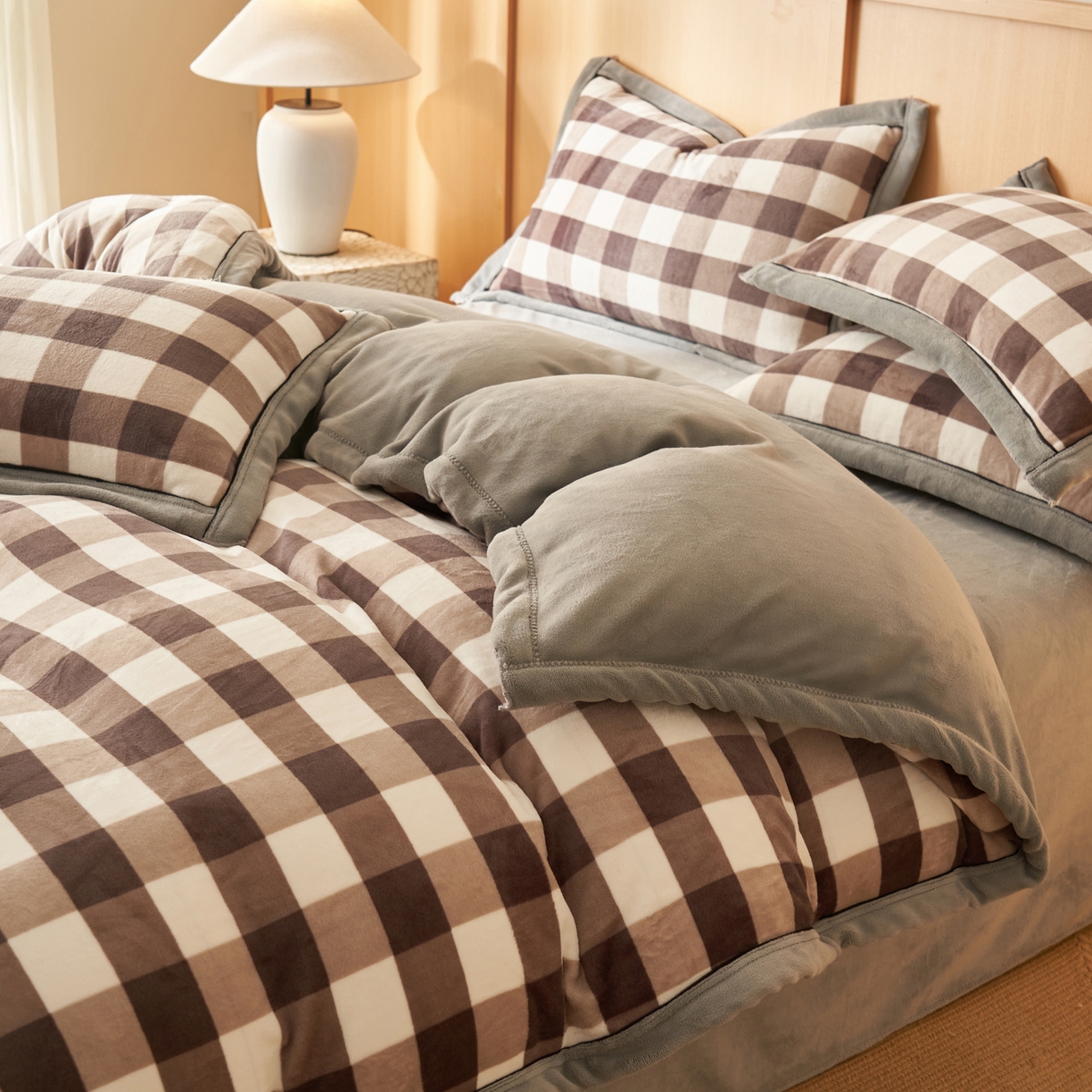 91家纺网 家纺一手货源 找家纺 寐绸家纺 2025秋冬新款牛奶绒无印风四件套 无印风四件套-大灰格