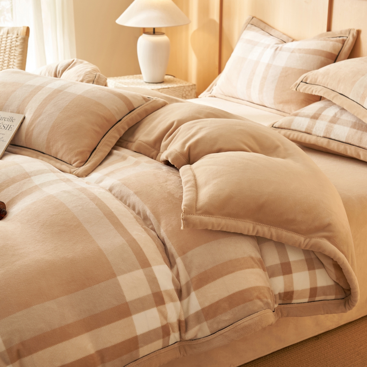 91家纺网 家纺一手货源 找家纺 寐绸家纺 2025秋冬新款牛奶绒无印风四件套 无印风四件套-大咖格