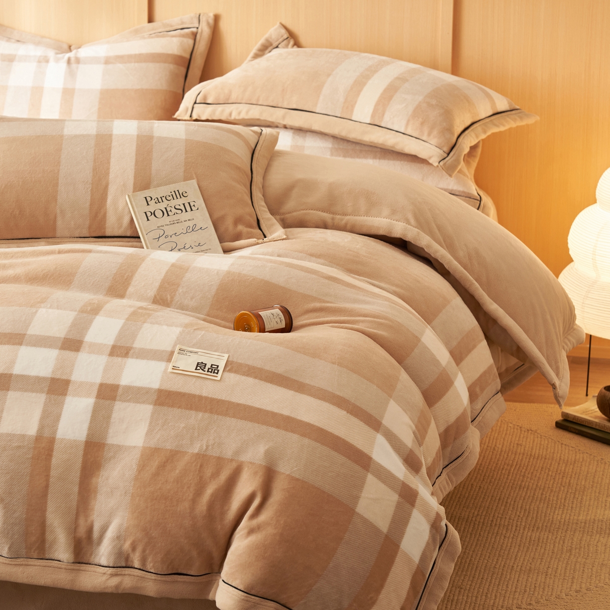 91家纺网 家纺一手货源 找家纺 寐绸家纺 2025秋冬新款牛奶绒无印风四件套 无印风四件套-大咖格