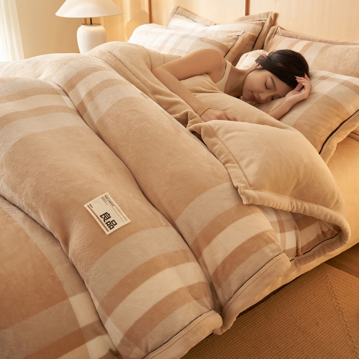 91家纺网 家纺一手货源 找家纺 寐绸家纺 2025秋冬新款牛奶绒无印风四件套 无印风四件套-大咖格