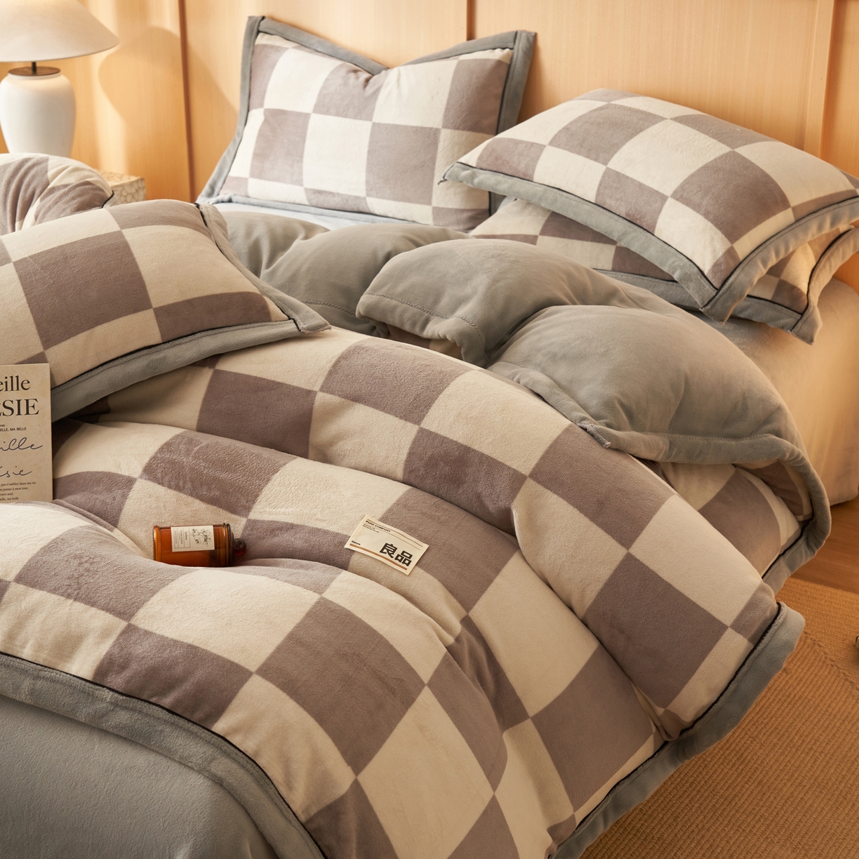 91家纺网 家纺一手货源 找家纺 寐绸家纺 2025秋冬新款牛奶绒无印风四件套 无印风四件套-灰白格