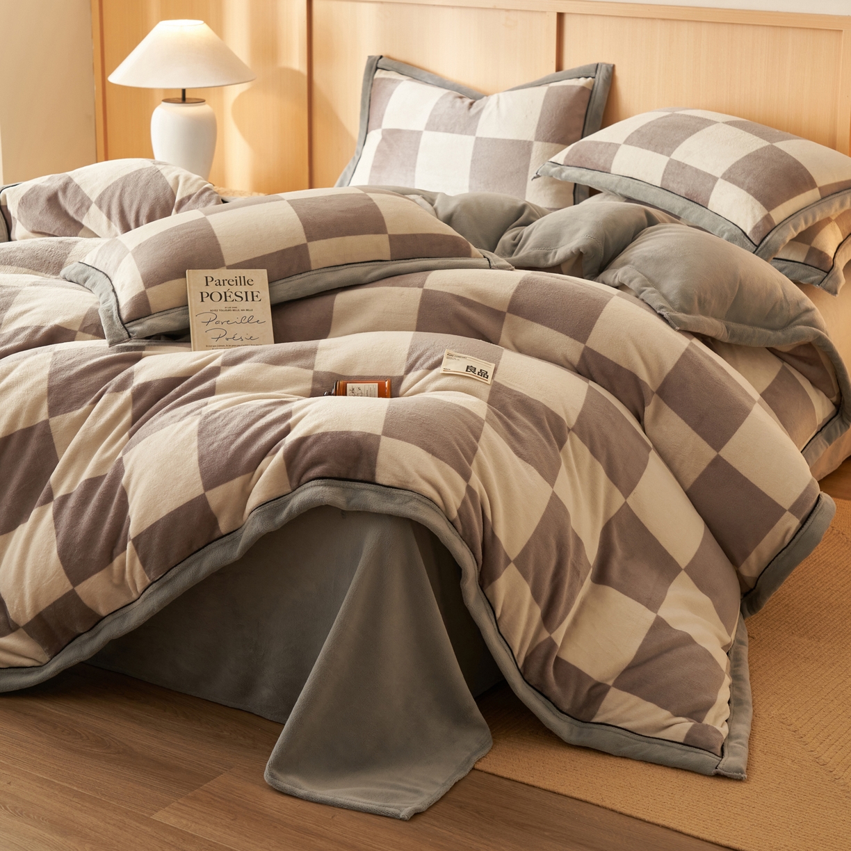 91家纺网 家纺一手货源 找家纺 寐绸家纺 2025秋冬新款牛奶绒无印风四件套 无印风四件套-灰白格