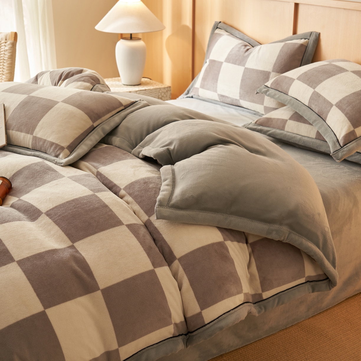 91家纺网 家纺一手货源 找家纺 寐绸家纺 2025秋冬新款牛奶绒无印风四件套 无印风四件套-灰白格