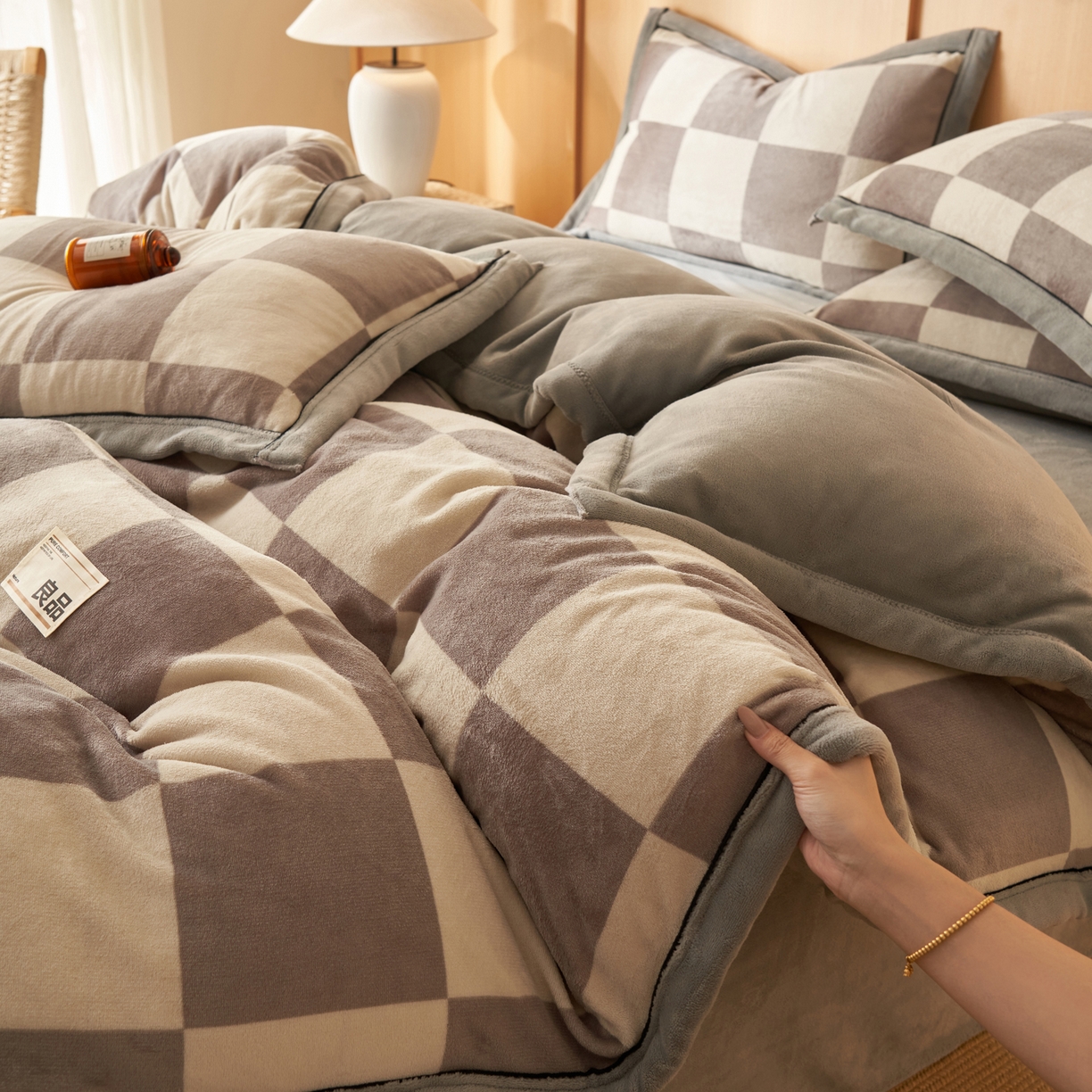 91家纺网 家纺一手货源 找家纺 寐绸家纺 2025秋冬新款牛奶绒无印风四件套 无印风四件套-灰白格