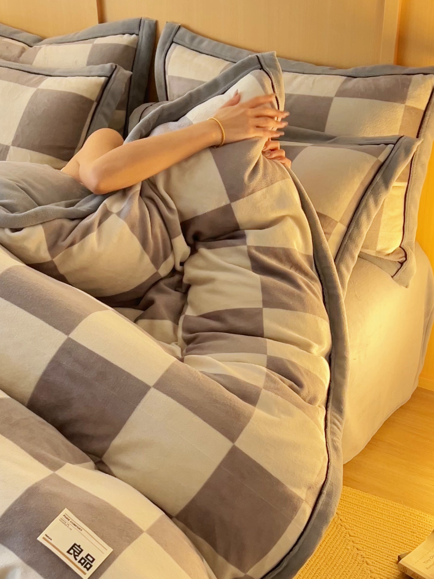 91家纺网 家纺一手货源 找家纺 寐绸家纺 2025秋冬新款牛奶绒无印风四件套 无印风四件套-灰白格