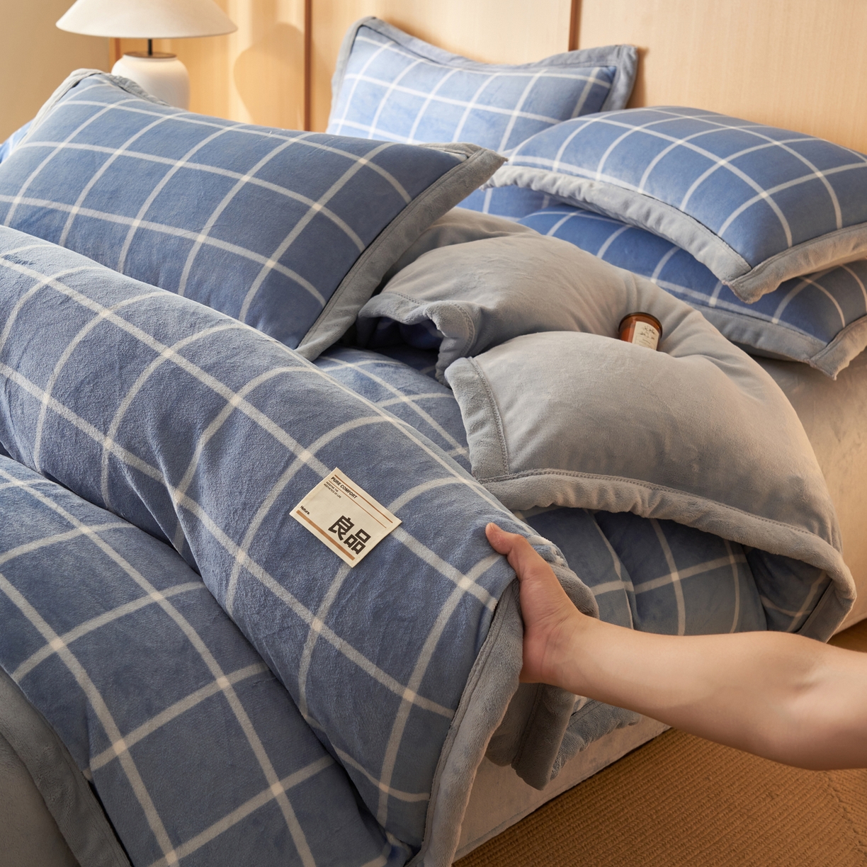 91家纺网 家纺一手货源 找家纺 寐绸家纺 2025秋冬新款牛奶绒无印风四件套 无印风四件套-蓝调格