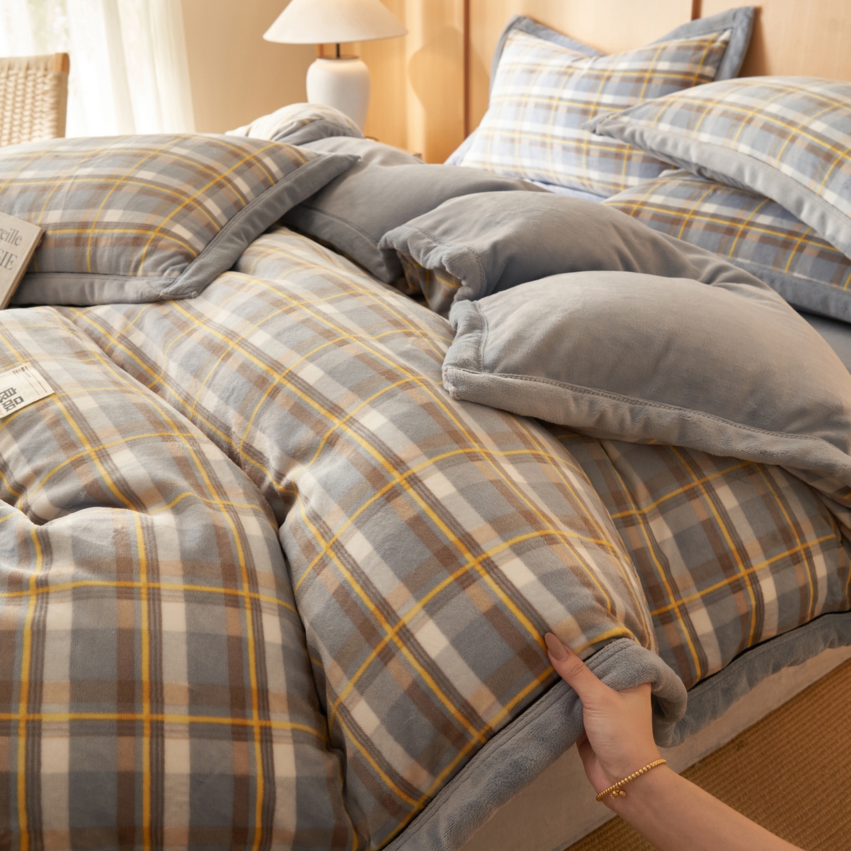 91家纺网 家纺一手货源 找家纺 寐绸家纺 2025秋冬新款牛奶绒无印风四件套 无印风四件套-莫妮卡