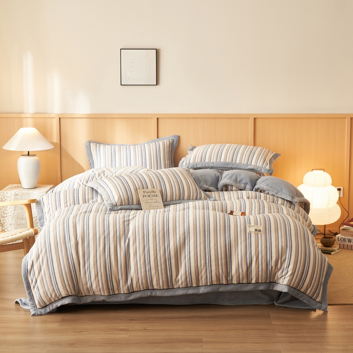 91家纺网 家纺一手货源 找家纺 寐绸家纺 2025秋冬新款牛奶绒无印风四件套 无印风四件套-浅蓝竖条