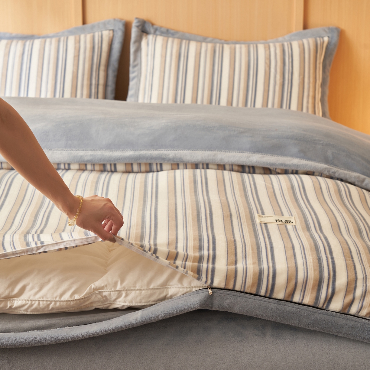 91家纺网 家纺一手货源 找家纺 寐绸家纺 2025秋冬新款牛奶绒无印风四件套 无印风四件套-浅蓝竖条