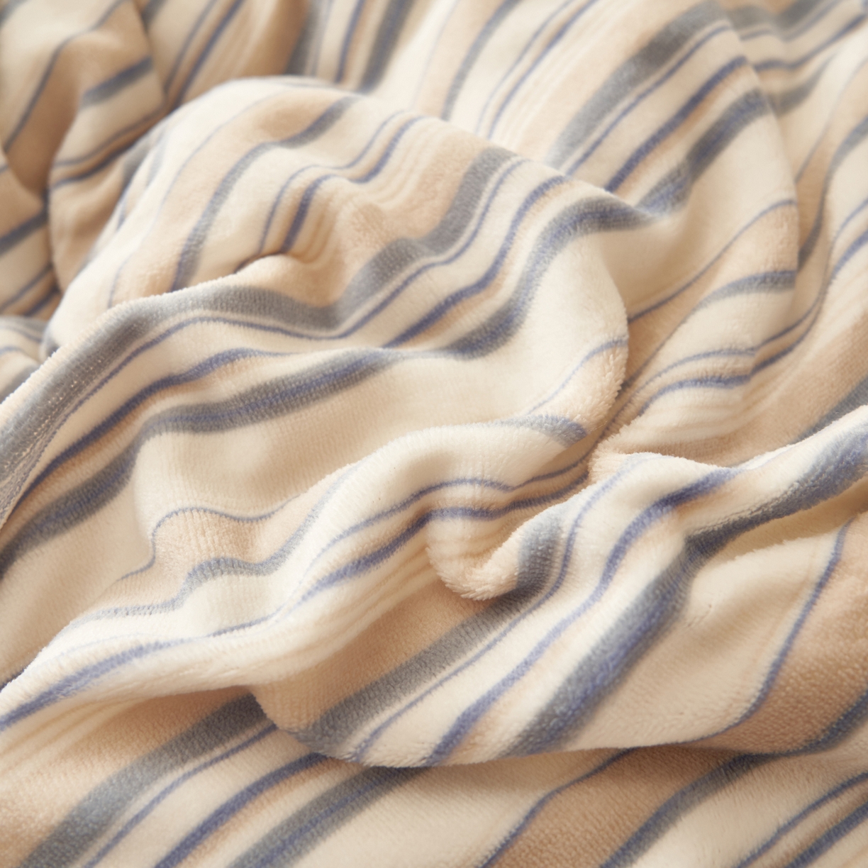 91家纺网 家纺一手货源 找家纺 寐绸家纺 2025秋冬新款牛奶绒无印风四件套 无印风四件套-浅蓝竖条