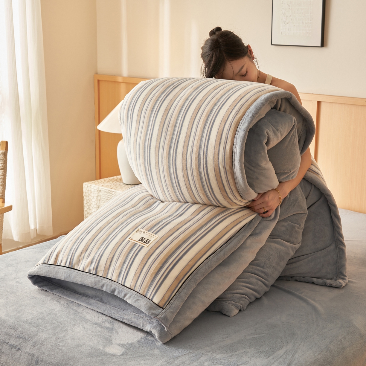 91家纺网 家纺一手货源 找家纺 寐绸家纺 2025秋冬新款牛奶绒无印风四件套 无印风四件套-浅蓝竖条