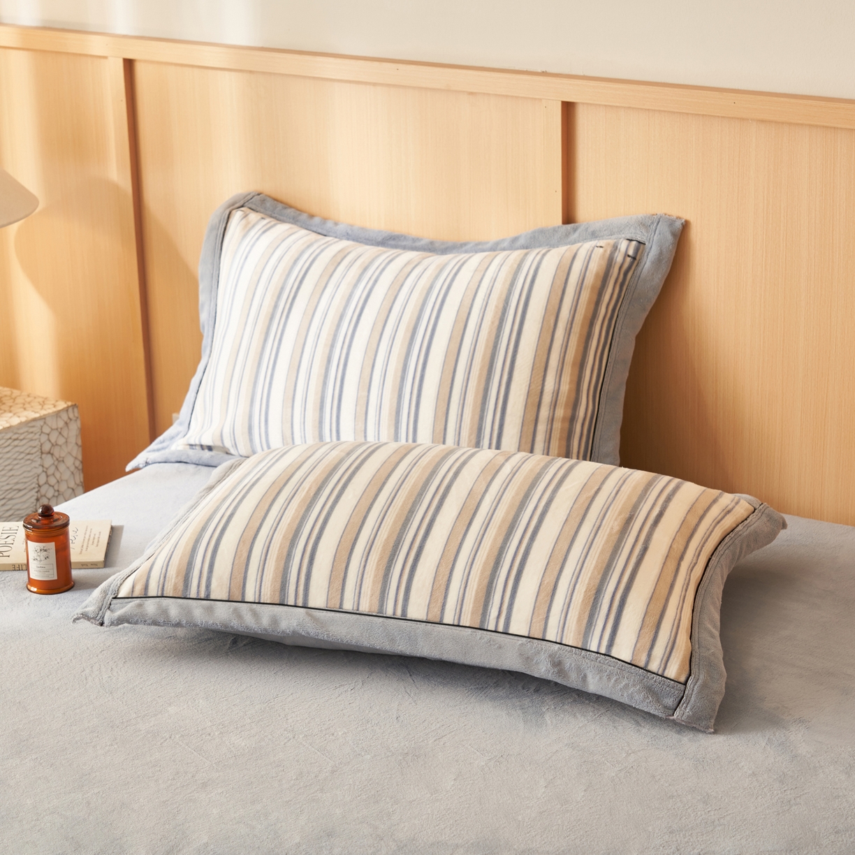 91家纺网 家纺一手货源 找家纺 寐绸家纺 2025秋冬新款牛奶绒无印风四件套 无印风四件套-浅蓝竖条