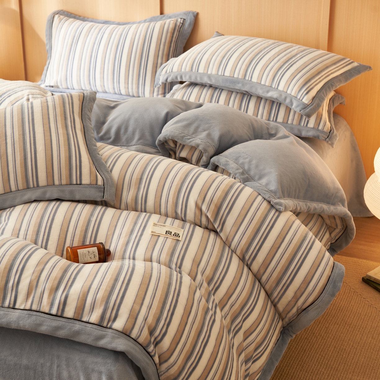 91家纺网 家纺一手货源 找家纺 寐绸家纺 2025秋冬新款牛奶绒无印风四件套 无印风四件套-浅蓝竖条