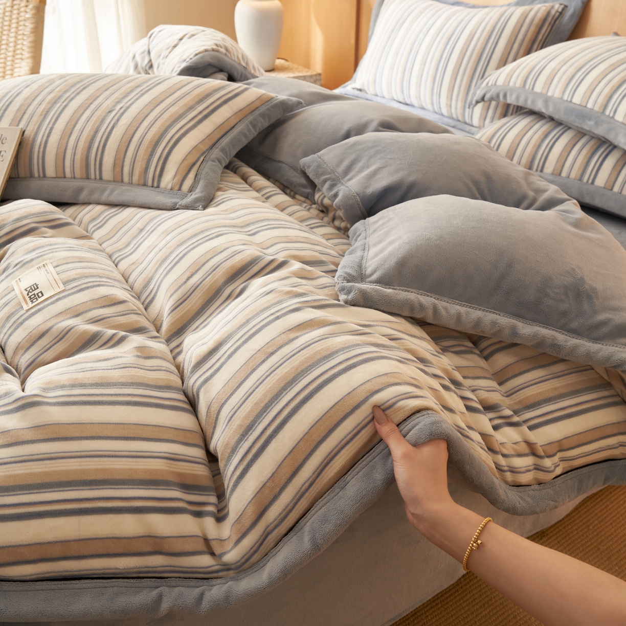 91家纺网 家纺一手货源 找家纺 寐绸家纺 2025秋冬新款牛奶绒无印风四件套 无印风四件套-浅蓝竖条