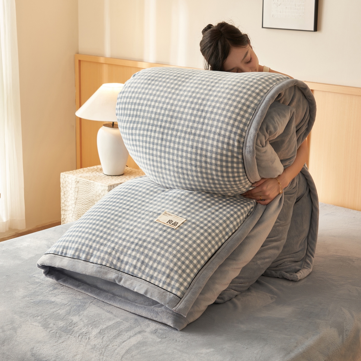 91家纺网 家纺一手货源 找家纺 寐绸家纺 2025秋冬新款牛奶绒无印风四件套 无印风四件套-天蓝小格