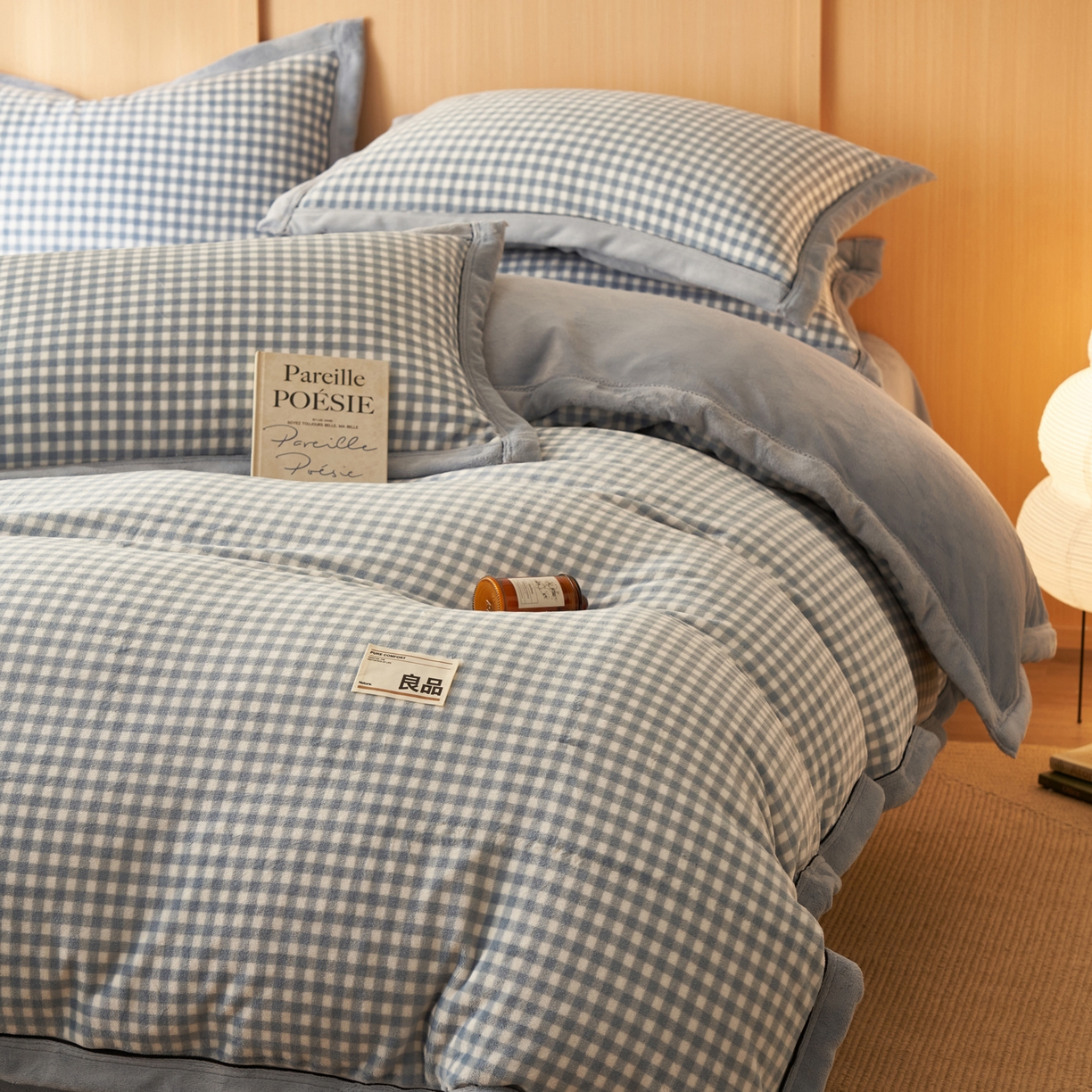 91家纺网 家纺一手货源 找家纺 寐绸家纺 2025秋冬新款牛奶绒无印风四件套 无印风四件套-天蓝小格