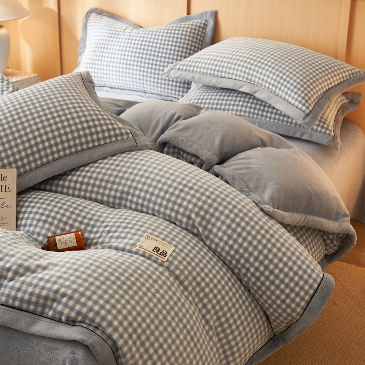 91家纺网 家纺一手货源 找家纺 寐绸家纺 2025秋冬新款牛奶绒无印风四件套 无印风四件套-天蓝小格