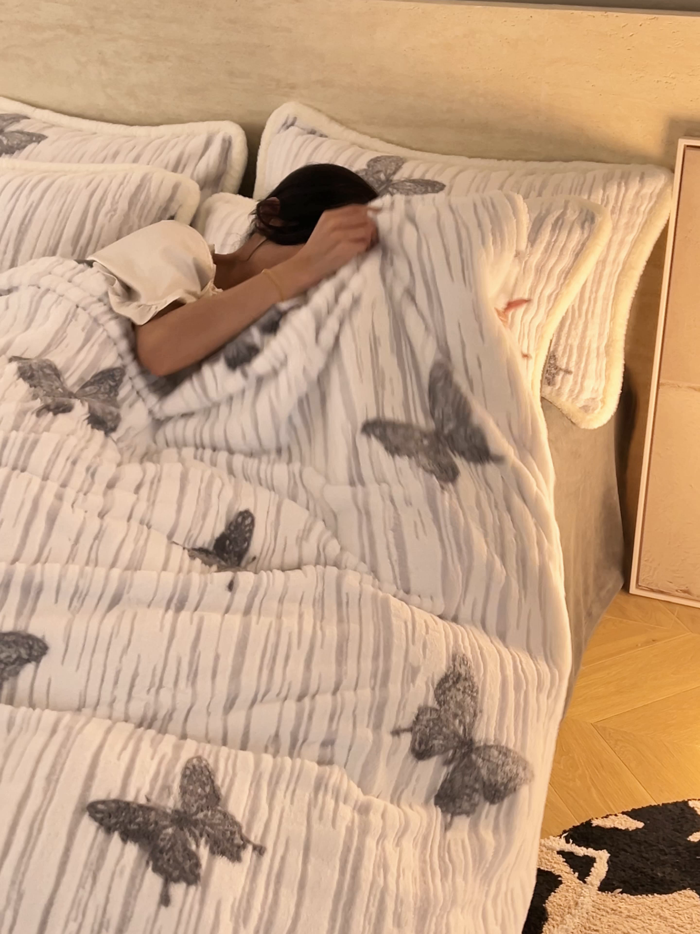 91家纺网 家纺一手货源 找家纺 （总）寐绸家纺 2025秋冬新款350g兔毛雕花牛奶绒四件套