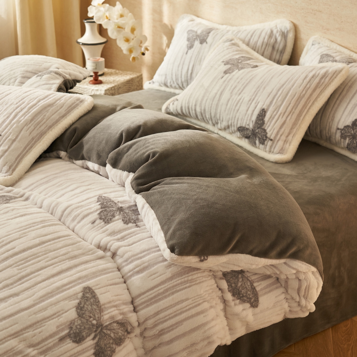 91家纺网 家纺一手货源 找家纺 （总）寐绸家纺 2025秋冬新款350g兔毛雕花牛奶绒四件套