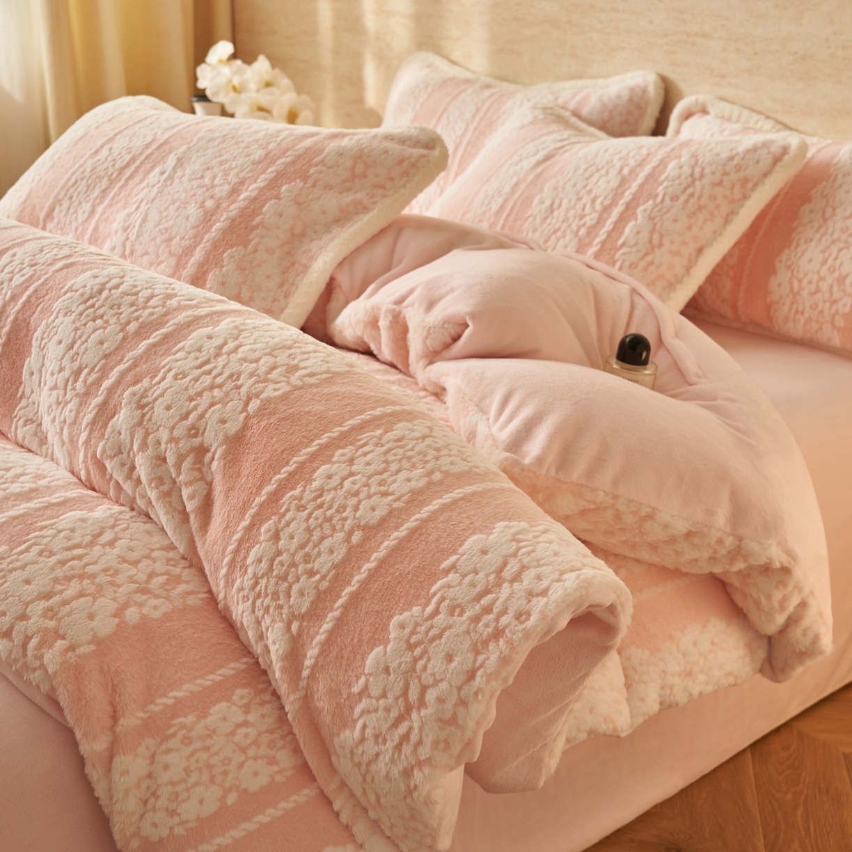 91家纺网 家纺一手货源 找家纺 （总）寐绸家纺 2025秋冬新款350g兔毛雕花牛奶绒四件套