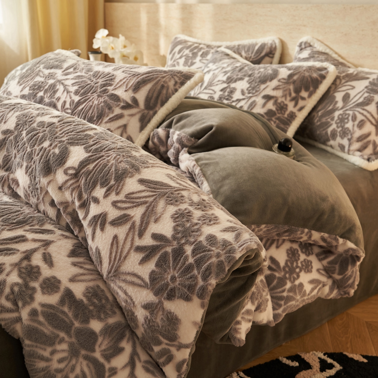 91家纺网 家纺一手货源 找家纺 （总）寐绸家纺 2025秋冬新款350g兔毛雕花牛奶绒四件套