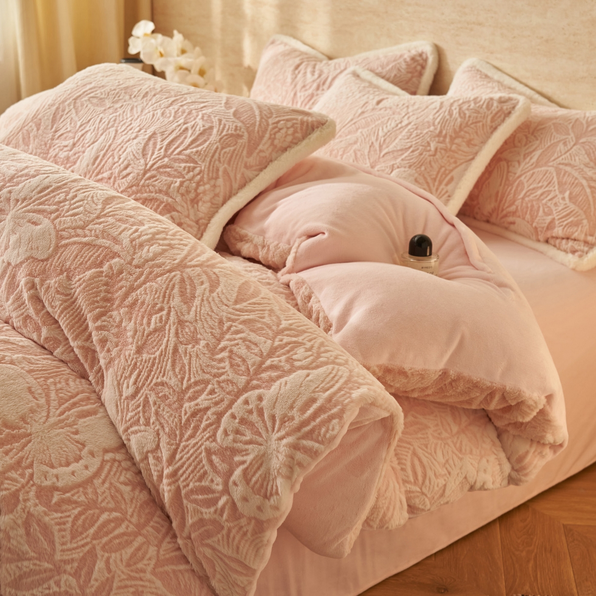 91家纺网 家纺一手货源 找家纺 （总）寐绸家纺 2025秋冬新款350g兔毛雕花牛奶绒四件套