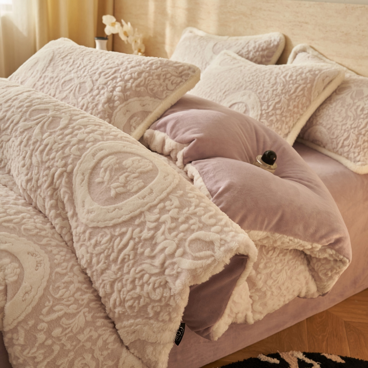 寐绸家纺 2025秋冬新款350g兔毛雕花牛奶绒四件套 花语