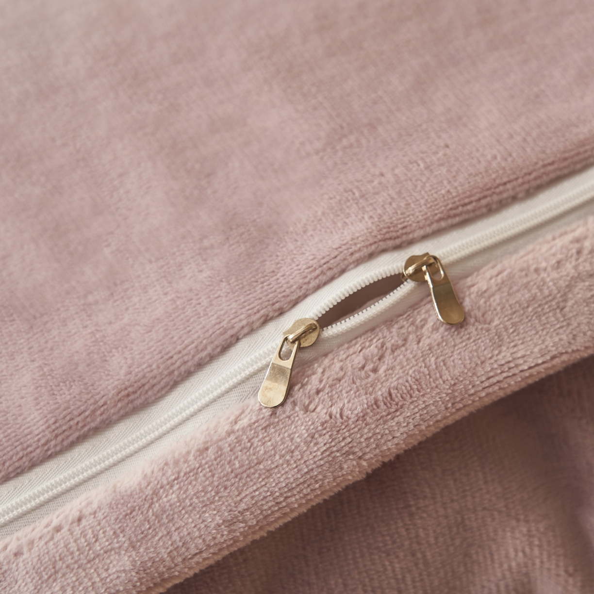 91家纺网 家纺一手货源 找家纺 寐绸家纺 2025秋冬新款350g兔毛雕花牛奶绒四件套 花语