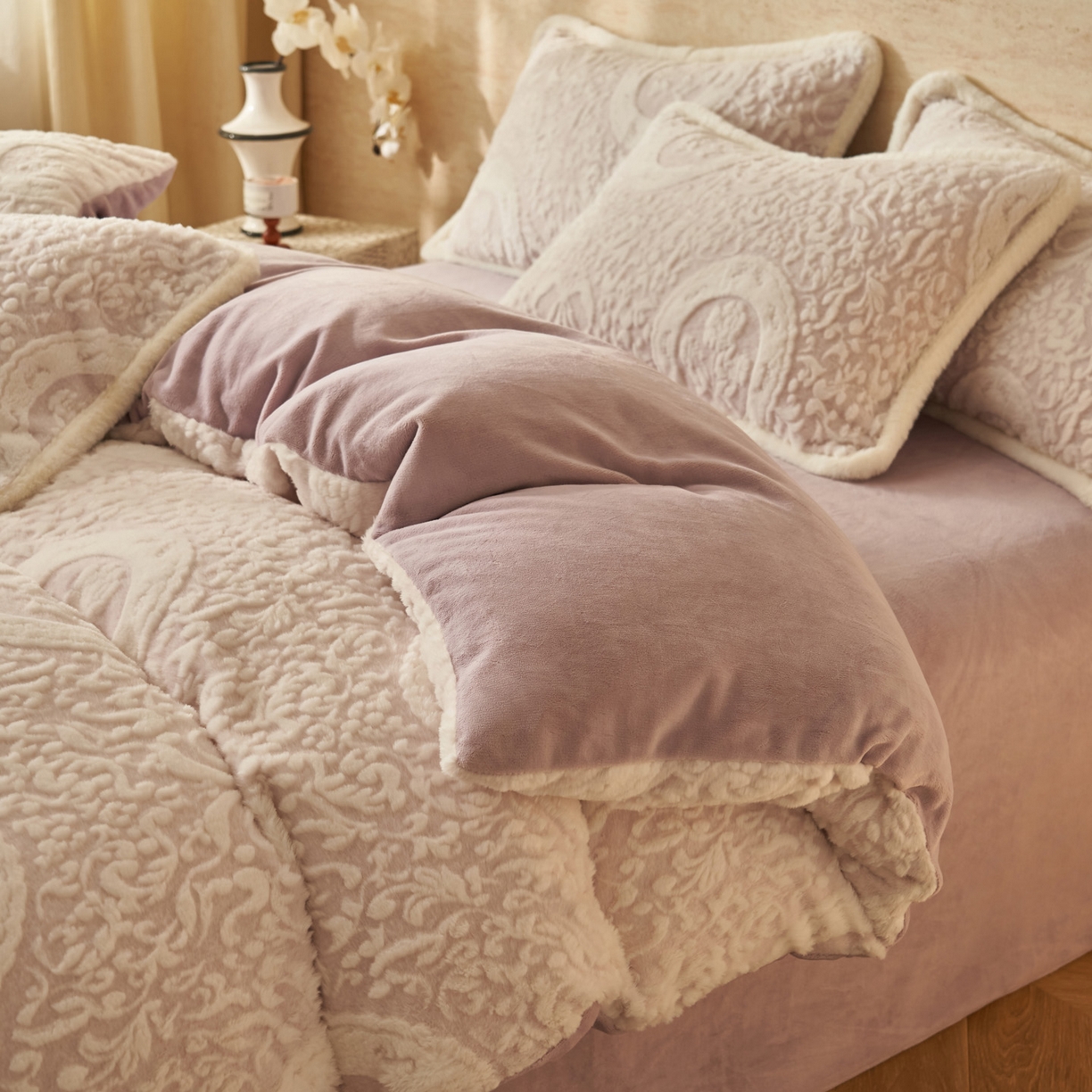 91家纺网 家纺一手货源 找家纺 寐绸家纺 2025秋冬新款350g兔毛雕花牛奶绒四件套 花语