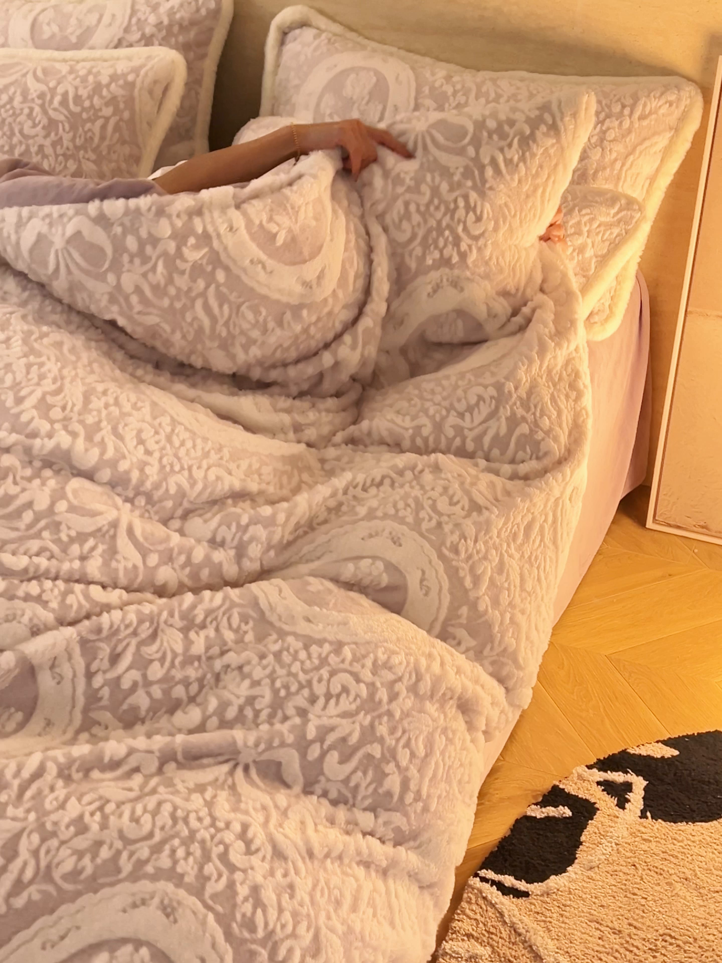 91家纺网 家纺一手货源 找家纺 寐绸家纺 2025秋冬新款350g兔毛雕花牛奶绒四件套 花语