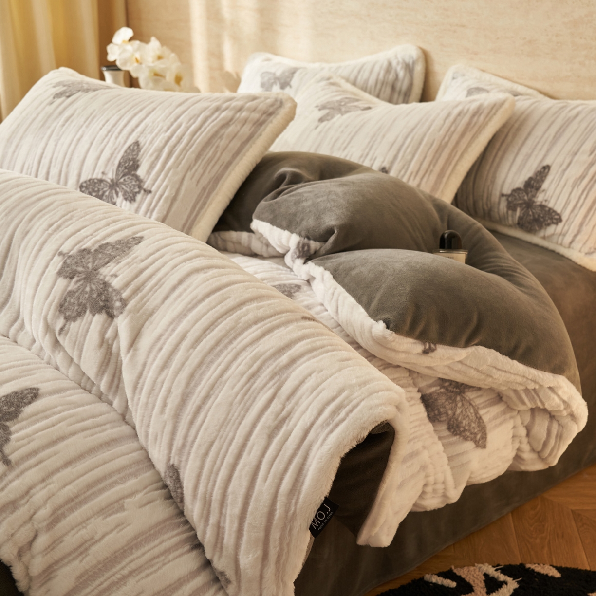 寐绸家纺 2025秋冬新款350g兔毛雕花牛奶绒四件套 爱意浓浓