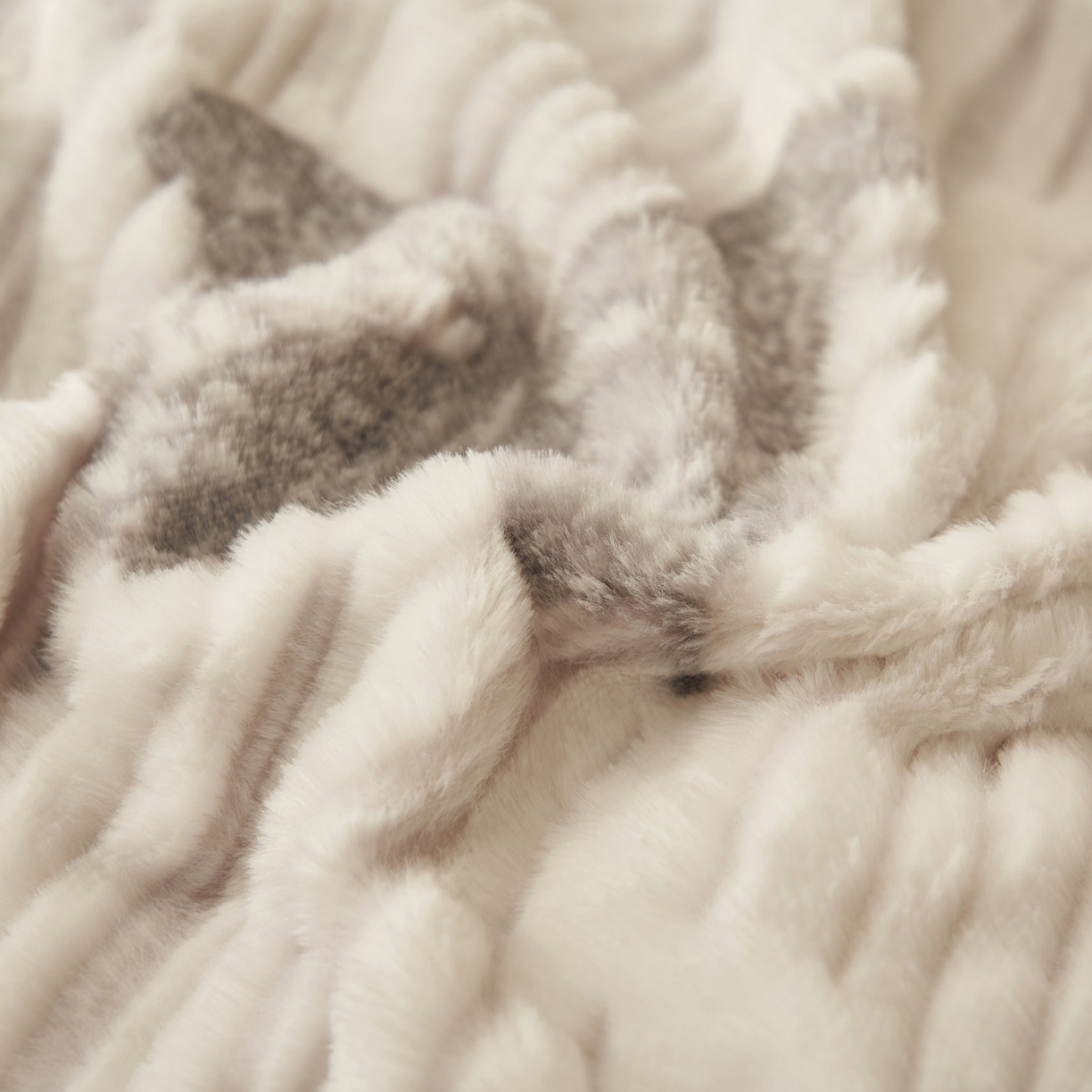 91家纺网 家纺一手货源 找家纺 寐绸家纺 2025秋冬新款350g兔毛雕花牛奶绒四件套 爱意浓浓