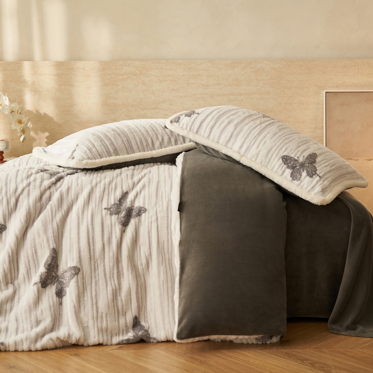 91家纺网 家纺一手货源 找家纺 寐绸家纺 2025秋冬新款350g兔毛雕花牛奶绒四件套 爱意浓浓